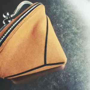 Jakie dodatki do morelowej sukienki?